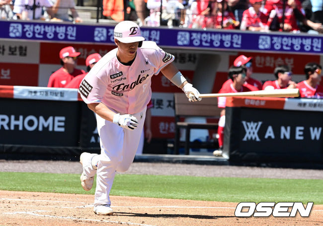 [OSEN=대전, 지형준 기자] 31일 대전 한화생명 볼파크에서 2026 신한 SOL KBO리그 한화 이글스와 SSG 랜더스의 경기가 열렸다.4연승을 노리는 한화는 윌켈 에르난데스, 전신 SK 와이번스 포함 창단 최다 12연패 위기에 몰린 SSG는 타케다 쇼타가 선발로 내세웠다.1회말 2사 2,3루에서 한화 노시환이 선제 2타점 적시타를 날리고 있다. 2026.05.31/ jpnews@osen.co.kr