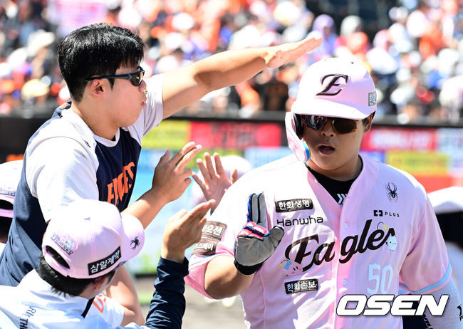 [OSEN=대전, 지형준 기자] 31일 대전 한화생명 볼파크에서 2026 신한 SOL KBO리그 한화 이글스와 SSG 랜더스의 경기가 열렸다.4연승을 노리는 한화는 윌켈 에르난데스, 전신 SK 와이번스 포함 창단 최다 12연패 위기에 몰린 SSG는 타케다 쇼타가 선발로 내세웠다.1회말 2사 2,3루에서 한화 강백호가 노시환의 선제 2타점 적시 2루타에 득점에 성공하며 동료선수들과 기뻐하고 있다. 2026.05.31/ jpnews@osen.co.kr