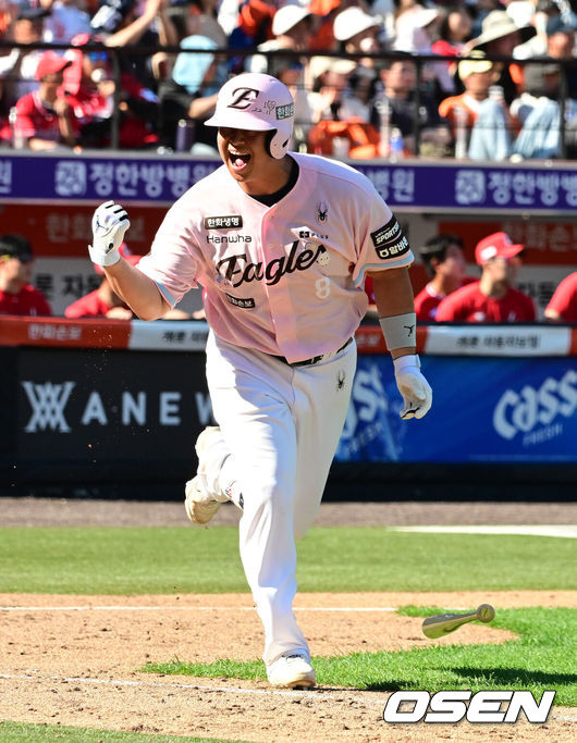 [OSEN=대전, 지형준 기자] 31일 대전 한화생명 볼파크에서 2026 신한 SOL KBO리그 한화 이글스와 SSG 랜더스의 경기가 열렸다.4연승을 노리는 한화는 윌켈 에르난데스, 전신 SK 와이번스 포함 창단 최다 12연패 위기에 몰린 SSG는 타케다 쇼타가 선발로 내세웠다.8회말 무사 1,3루에서 한화 노시환이 1타점 적시타를 날리며 기뻐하고 있다. 2026.05.31/ jpnews@osen.co.kr