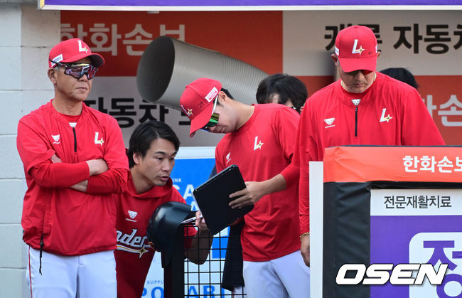 [OSEN=대전, 지형준 기자] 프로야구 한화 이글스가 SSG 랜더스와의 주말 3연전을 쓸어담고 4연승을 질주했다.김경문 감독이 이끄는 한화는 31일 대전 한화생명 볼파크에서 열린 2026 신한 SOL KBO리그 SSG와의 홈경기에서 6-2 승리를 거두고 싹쓸이승과 4연승을 달성했다. 최근 8경기 7승1패. 시즌 전적 27승25패. 반면 SSG는 결국 12연패에 빠지며 2000년 전신 SK 와이번스 창단 이후 최다 연패라는 불명예를 떠안았다.8회말 계속되는 실점에 SSG 이숭용 감독이 아쉬워하고 있다. 2026.05.31/ jpnews@osen.co.kr