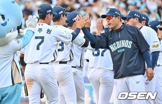 [OSEN=창원, 이석우 기자] 31일 창원NC파크에서 2026 신한 SOL KBO 리그 NC 다이노스와 롯데 자이언츠의 경기가 열렸다.  NC 다이노스 이호준 감독이 롯데 자이언츠에 8-2로 승리한 후 김주원과 기쁨을 나누고 있다. 2026.05.31 / foto0307@osen.co.kr