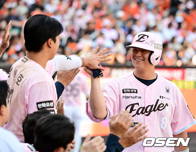 [OSEN=대전, 지형준 기자] 프로야구 한화 이글스가 SSG 랜더스와의 주말 3연전을 쓸어담고 4연승을 질주했다.김경문 감독이 이끄는 한화는 31일 대전 한화생명 볼파크에서 열린 2026 신한 SOL KBO리그 SSG와의 홈경기에서 6-2 승리를 거두고 싹쓸이승과 4연승을 달성했다. 최근 8경기 7승1패. 시즌 전적 27승25패. 반면 SSG는 결국 12연패에 빠지며 2000년 전신 SK 와이번스 창단 이후 최다 연패라는 불명예를 떠안았다.8회말 2사 1,2루에서 한화 노시환이 심우준의 1타점 좌전 적시타에 홈을 밟고 강백호와 기뻐하고 있다. 2026.05.31/ jpnews@osen.co.kr
