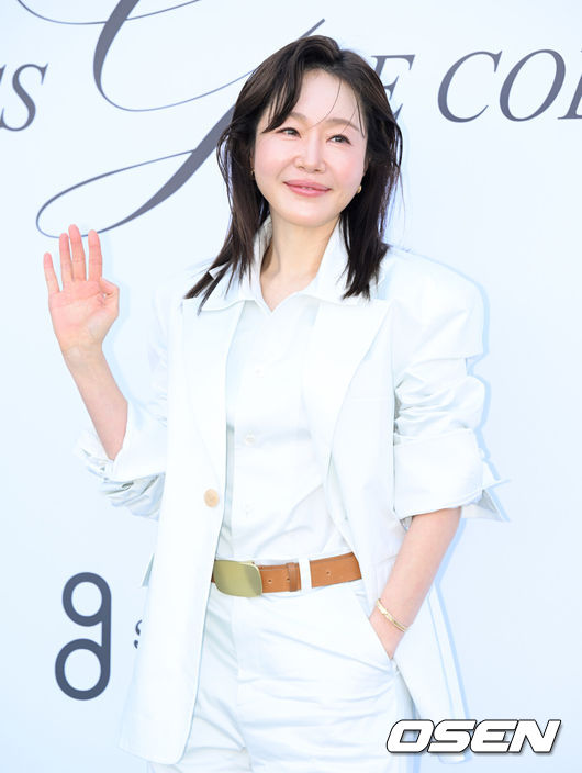 [OSEN=조은정 기자]‘미스지 콜렉션’ 26 FW 패션쇼 포토콜 행사가 7일 서울 광진구 워커힐 호텔앤리조트 애스톤 하우스에서 열렸다.이날 행사에는 알파드라이브원(이상원, 조우안신), 홍은희, 한지혜, 안현모, 오윤아, 이정현, 엄지원,최명길, 손여은, 차예련, 오현경이 참석했다.배우 엄지원이 포즈를 취하고 있다. 2026.04.07 /cej@osen.co.kr