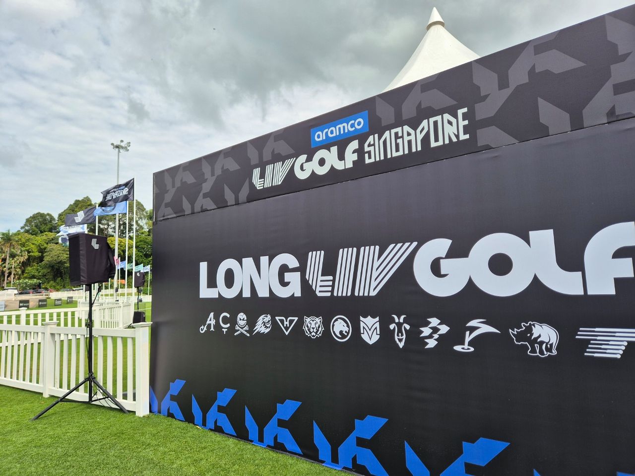 LIV 골프 싱가포르 대회장에 설치된 'LONG LIV GOLF' 슬로건. 성호준 기자