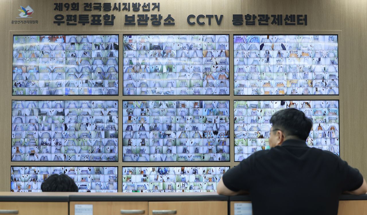 31일 경기 과천시 중앙선거관리위원회 선거종합상황실에 마련된 제9회 전국동시지방선거 통합관제센터에서 사전투표함 보관장소 CCTV 화면이 송출되고 있다. 뉴스1