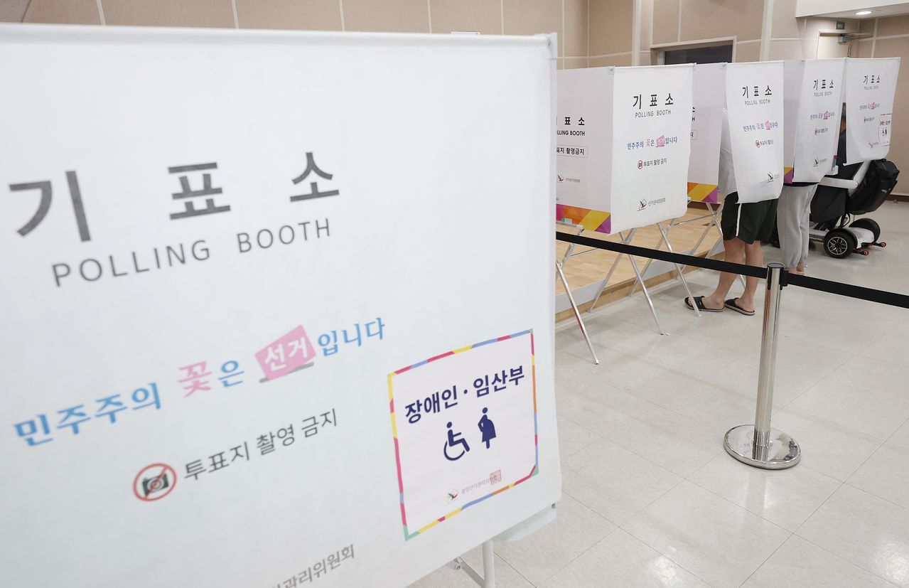 ·3 지방선거 사전투표 둘째날인 30일 서울 영등포구 신길4동 주민센터에 마련된 사전투표소에서 유권자들이 투표하고 있다. 연합뉴스