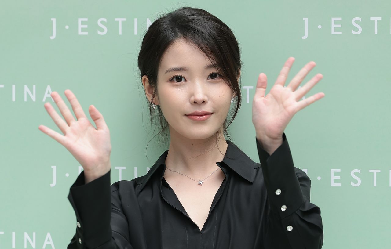 배우 겸 가수 아이유가 11일 서울 송파구 제이에스티나 본사 쇼룸에서 열린 포토콜 행사에 참석해 포즈를 취하고 있다. 뉴스1