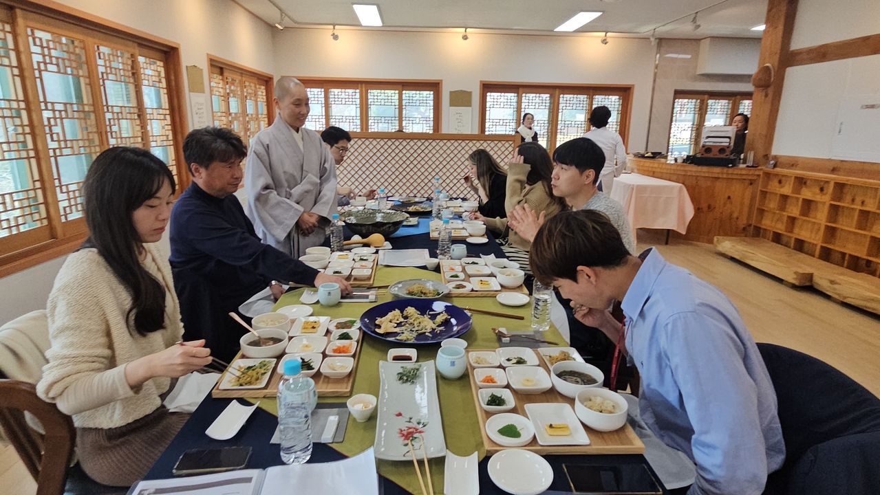 범어사 사찰음식연구소에서 진행한 템플레킹 참가자들이 사찰음식을 맛보고 있다. 사진 범어사 사찰음식연구소