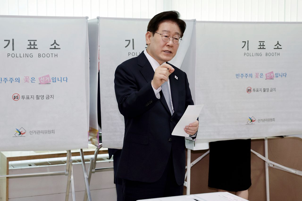 이재명 대통령이 제9회 전국동시지방선거 사전투표 첫날인 29일 서울 종로구 삼청동 주민센터에서 사전 투표 중 기표 도장 관련 문의를 하고 있다. 연합뉴스