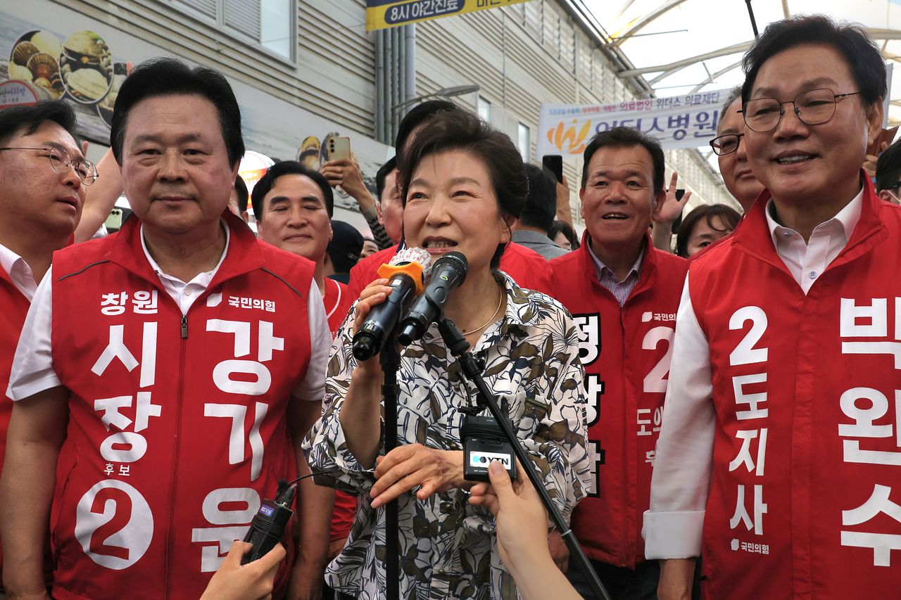 박근혜 전 대통령이 지난 29일 오후 경남 창원시 마산어시장을 찾아 국민의힘 박완수 경남지사 후보, 강기윤 창원시장 후보에 대한 지지를 호소하고 있다. 연합뉴스