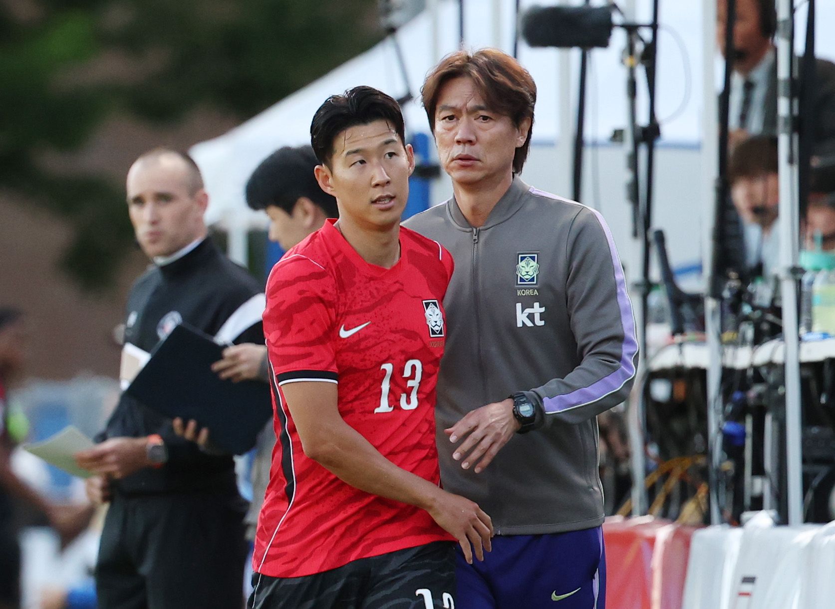 30일 미국 유타주 프로보에 위치한 브리검영대 사우스필드에서 열린 대한민국과 트리니다드 토바고의 평가전.   한국 손흥민이 후반전 교체되며 홍명보 감독과 대화하고 있다. 연합뉴스