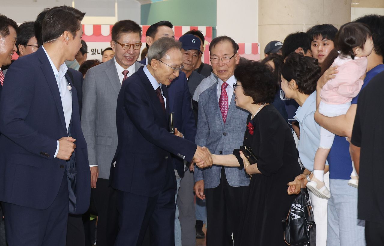 이명박 전 대통령이 31일 부산 해운대구 수영로교회를 찾아 국민의힘 박형준 부산시장 후보와 함께 예배에 앞서 교인들에게 인사하고 있다. 송봉근 객원기자