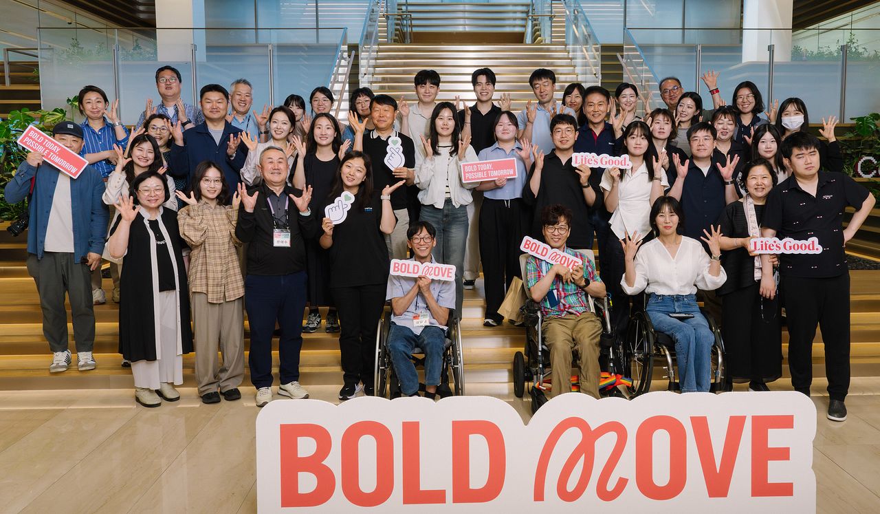 LG전자가 접근성 개선 아이디어를 발굴하기 위한 고객 참여형 커뮤니티 ‘볼드 무브(Bold Move)’ 시즌 2를 운영한다. 이번 시즌 2는 기존 장애인 고객 중심에서 시니어와 비장애인 고객까지 참여 대상을 확대했다. 사진 LG전자