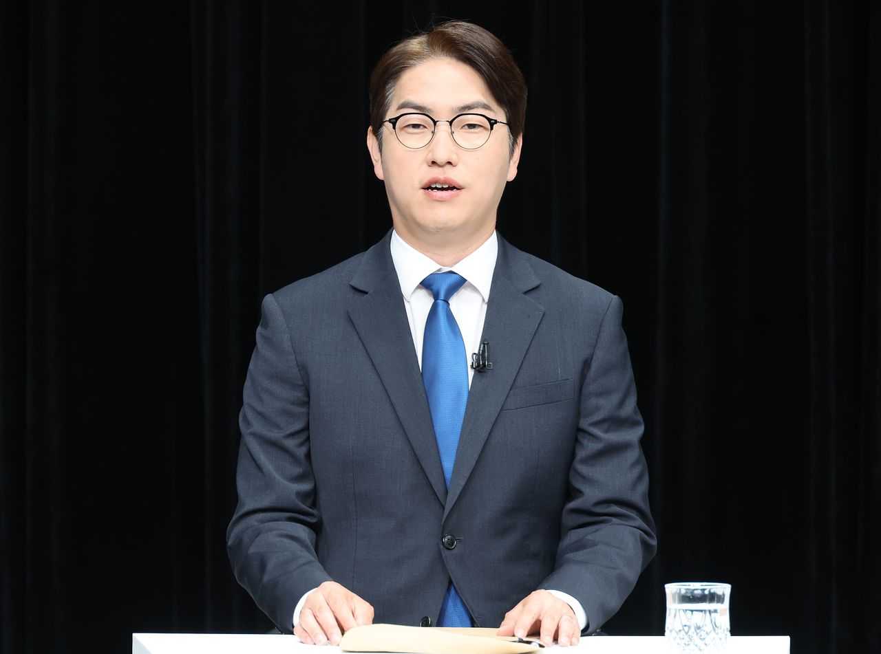 부산 북갑 국회의원 보궐선거 출마자 방송토론회가 28일 부산 동구 부산MBC에서 열려 참석한 민주당 하정우 후보가 열띤 토론을 하고 있다. 송봉근 객원기자 