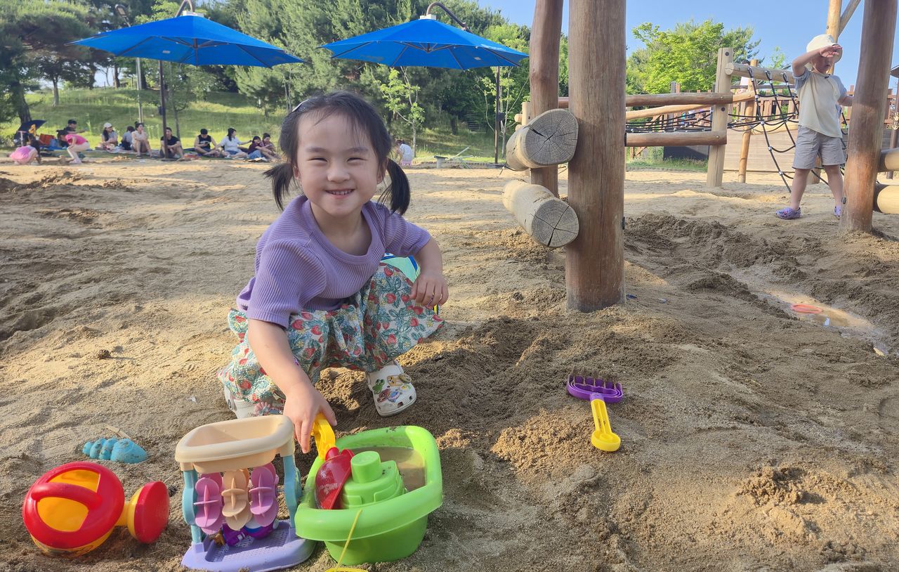지난 25일 문암생태공원 모래 놀이터에서 노지아(4)양이 소꿉놀이를 하고 있다. 최종권 기자