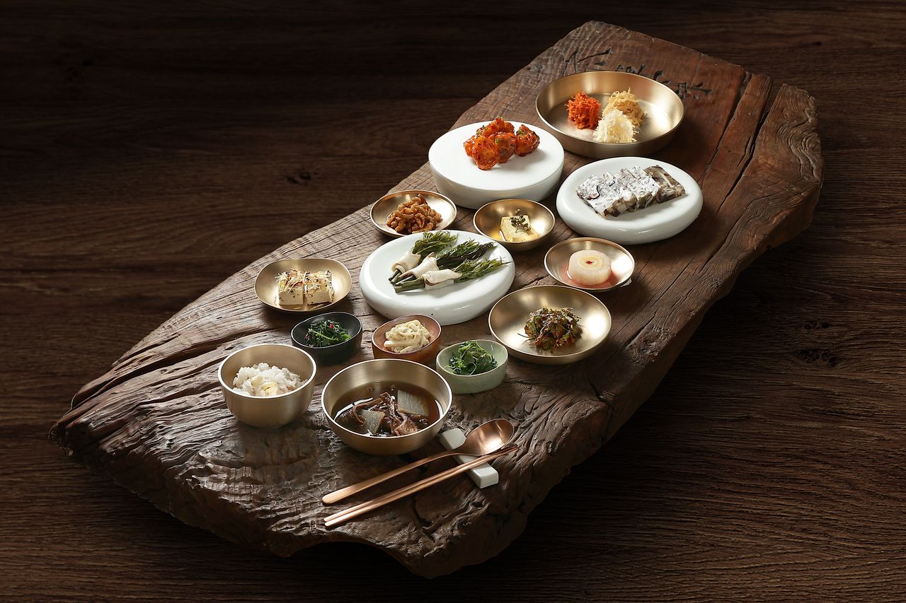 사찰음식으로 차린 파인다이닝을 한 상에 올려놓은 모습. 사진 범어사 사찰음식연구소