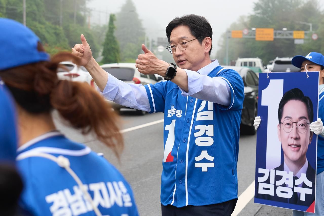 더불어민주당 김경수 경남지사 후보가 제9회 전국동시지방선거 선거운동 첫날인 지난 21일 경남 창원시 성산구 창원터널 입구 주변에서 인사하고 있다. 사진 김경수 후보 캠프