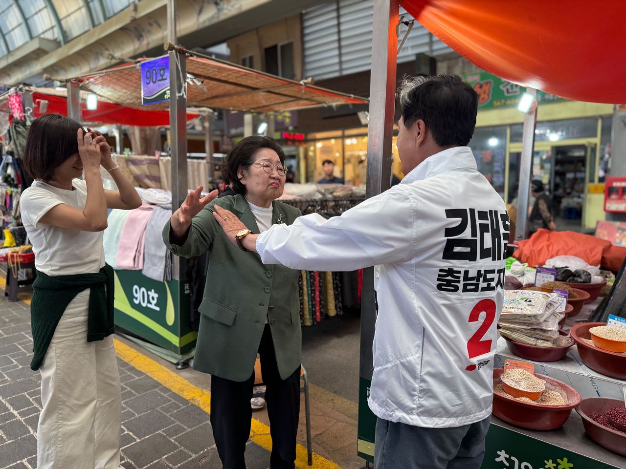 국민의힘 김태흠 충남지사 후보가 지난 30일 천안중앙시장에서 김을동 전 의원과 만나고 있다. 사진 김태흠 후보 캠프 