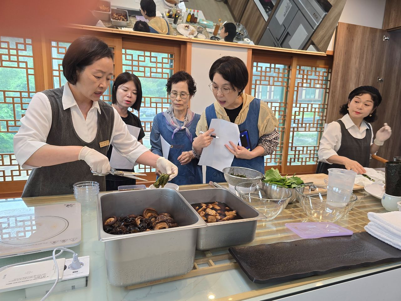 범어사 사찰음식연구소 심화과정 수강생들이 지난 26일 재래식 간장으로 담근 버섯장아찌를 보면서 사찰음식 전문 지도자의 설명을 듣고 있다. 이은지 기자 