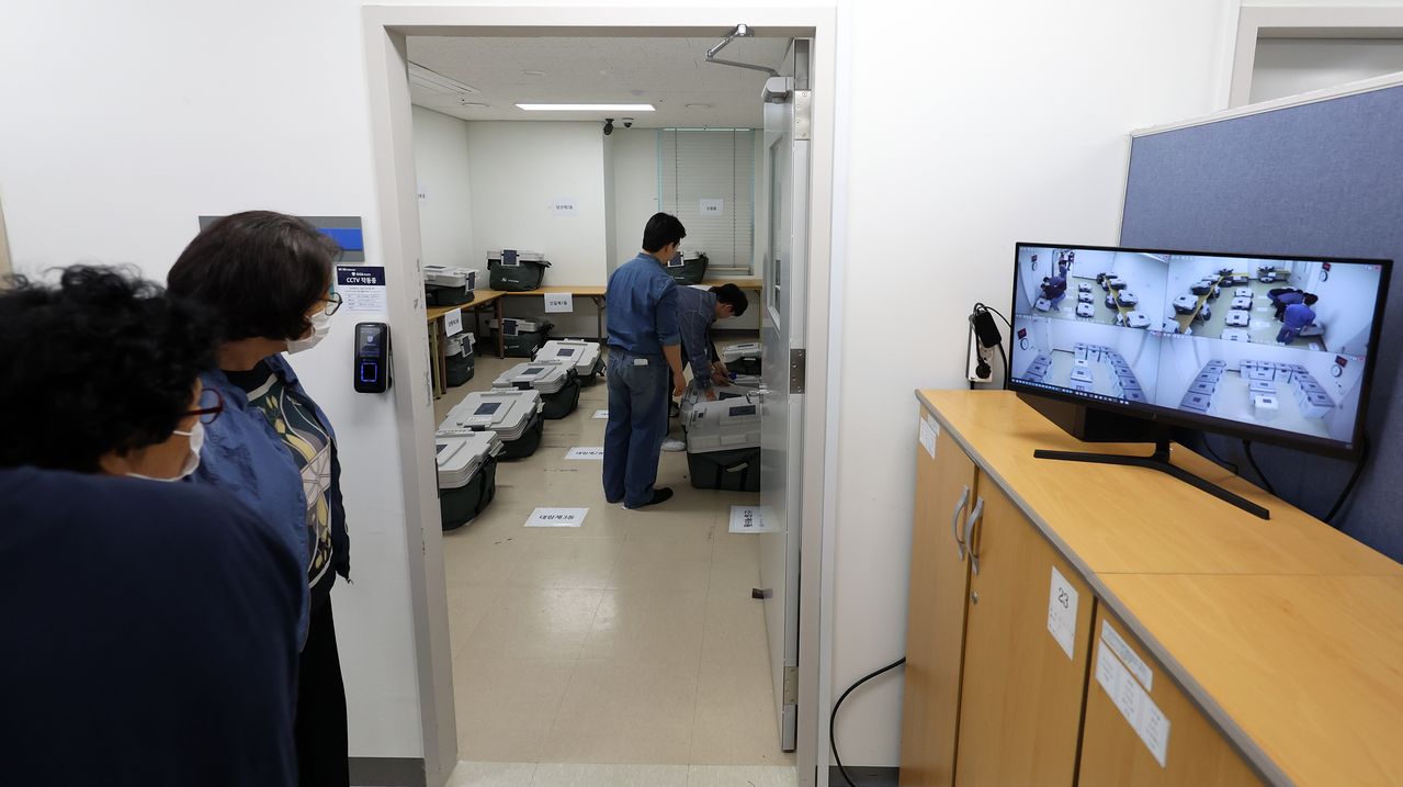 제9회 전국동시지방선거 사전투표가 종료된 30일 오후 서울 영등포구선거관리위원회 사전투표함 보관장소에 투표함이 보관되고 있다. 뉴시스
