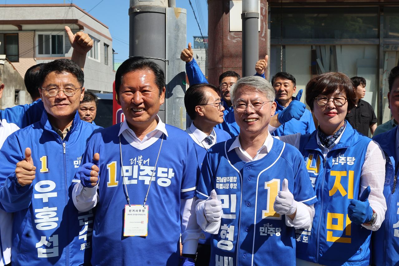 민형배 더불어민주당 전남광주통합특별시장 후보가 6·3 지방선거 사전투표 이틀째이자 본투표 전 마지막 주말인 지난 30일 정청래 당대표와 함께 전남 서남권 집중 유세를 벌이고 있다. 뉴시스