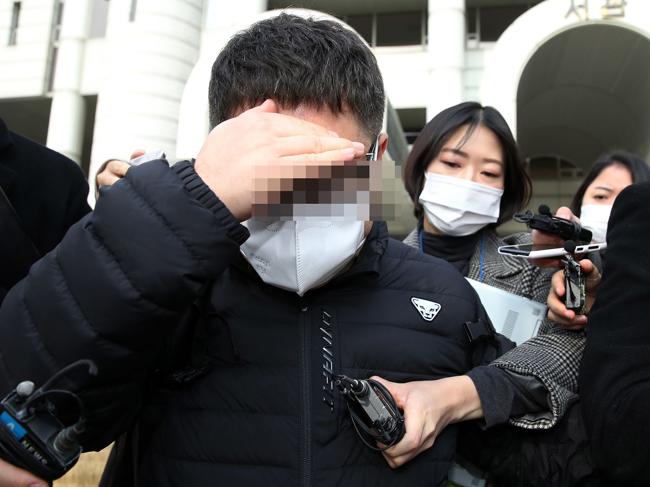 정영학 회계사가 지난 2022년 1월 10일 서울 서초동 서울중앙지법에서 열린 '대장동 개발 특혜·로비 의혹' 사건 관련 첫 공판에 출석한 뒤 법정을 나서고 있다. 뉴스1