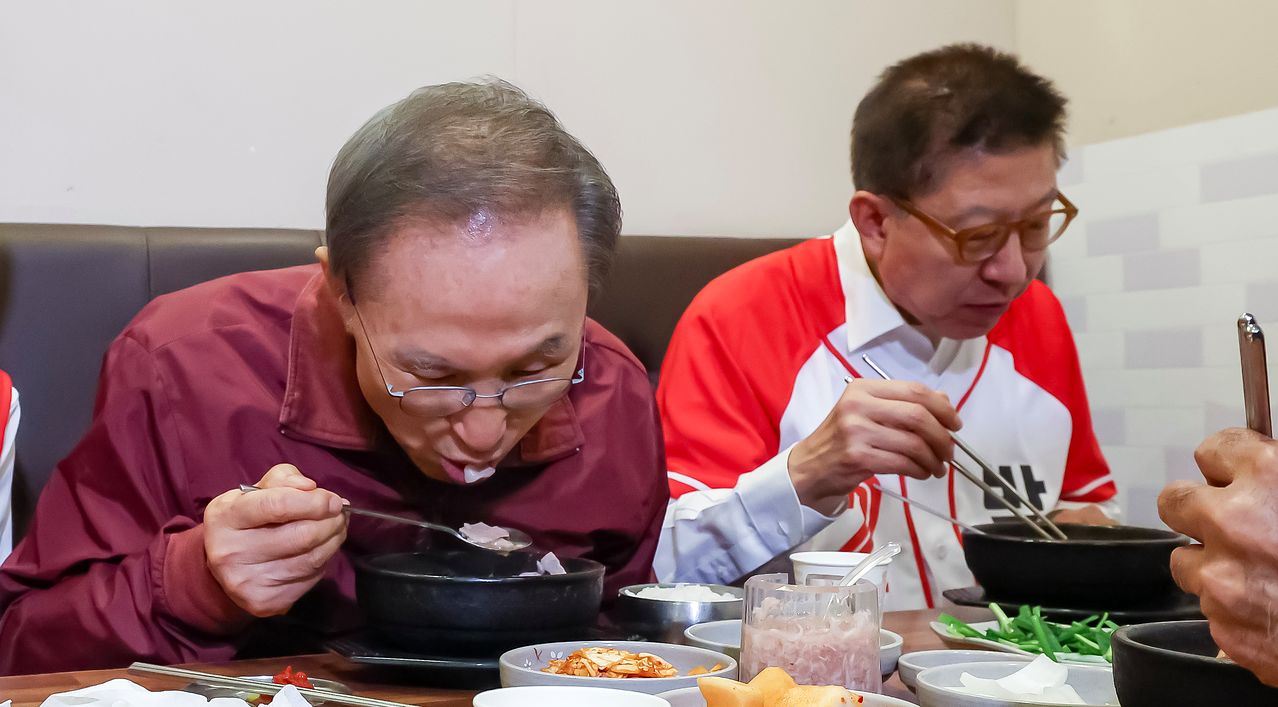 이명박 전 대통령이 31일 부산 해운대구 한 돼지국밥집을 찾아 박형준 부산시장 후보와 함께 식사하고 있다. 송봉근 객원기자