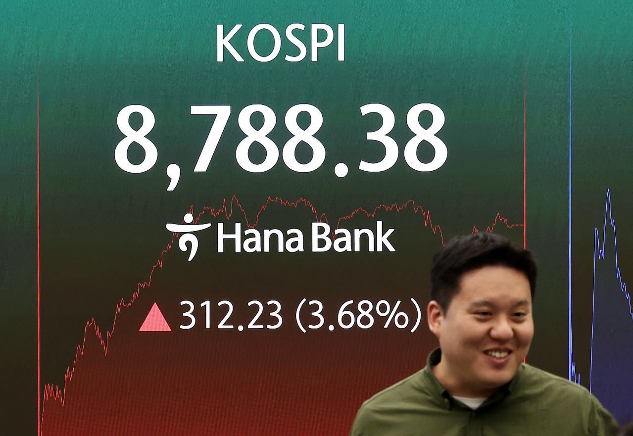 코스피가 전장보다 312.23포인트(3.68%) 오른 8,788.38에 장을 마치며 종가 기준 사상 최고치를 경신한 1일 서울 하나은행 본점 딜링룸에서 딜러가 업무를 보고 있다. 연합뉴스