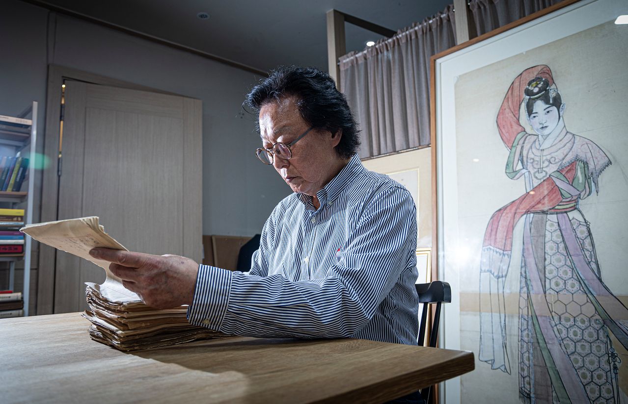 조선 마지막 어진화가였던 이당 김은호(1892~1979)의 아들 김성원씨가 서울 성북구에 위치한 이당 김은호 기념사업회 사무실에서 아버지 유품을 살펴보고 있다. 권혁재 사진전문기자