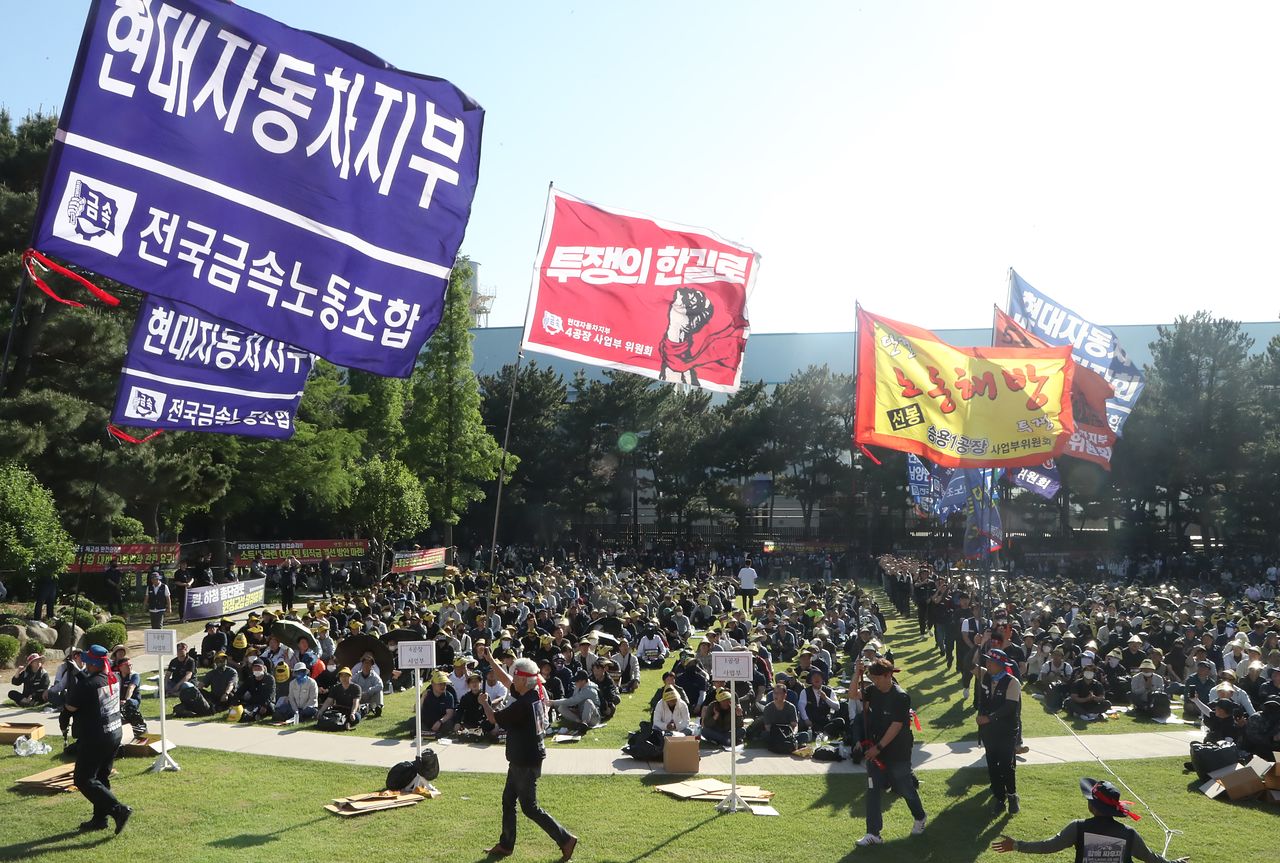 현대자동차 노조 조합원들이 지난 5월 13일 울산공장 본관 앞에서 '2026년 단체교섭 완전 승리를 위한 출정식'을 하고 있다. 뉴스1
