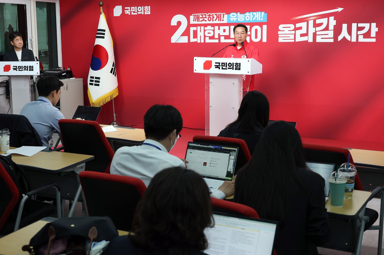 국민의힘 유정복 인천시장 후보가 지난달 28일 서울 영등포구 여의도 중앙당사에서 더불어민주당 박찬대 인천시장 후보가 독립유공자 후손인 것처럼 허위 포장을 했다며 박 후보를 규탄하고 있다. 연합뉴스