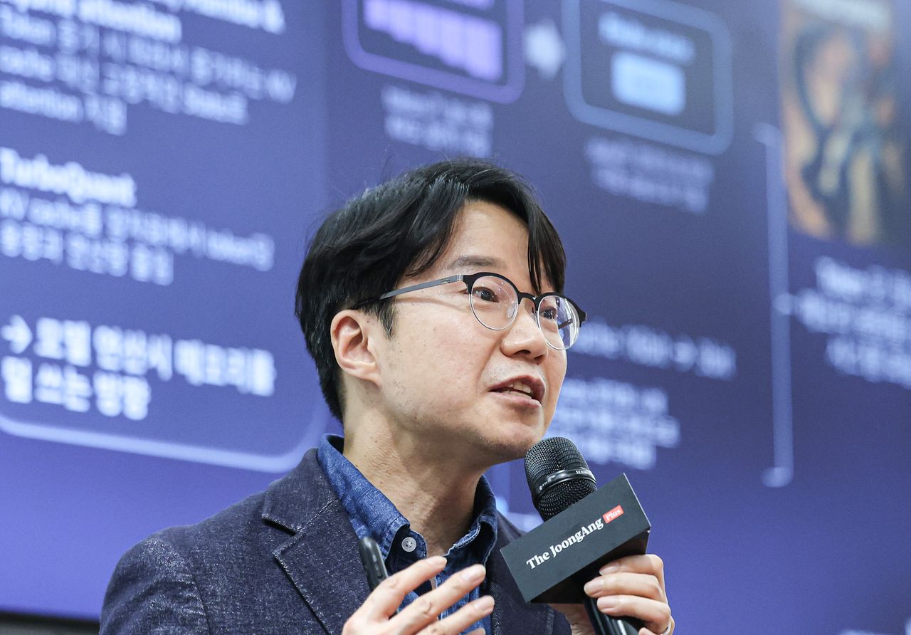 지난 22일 서울 영등포구 여의도 파크원타워에서 더중앙플러스 Industry & Investsment 시즌 1 K 반도체 연구 세미나가 열렸다. 임의철 SK하이닉스 부사장이 강연하고 있다. 김경록 기자