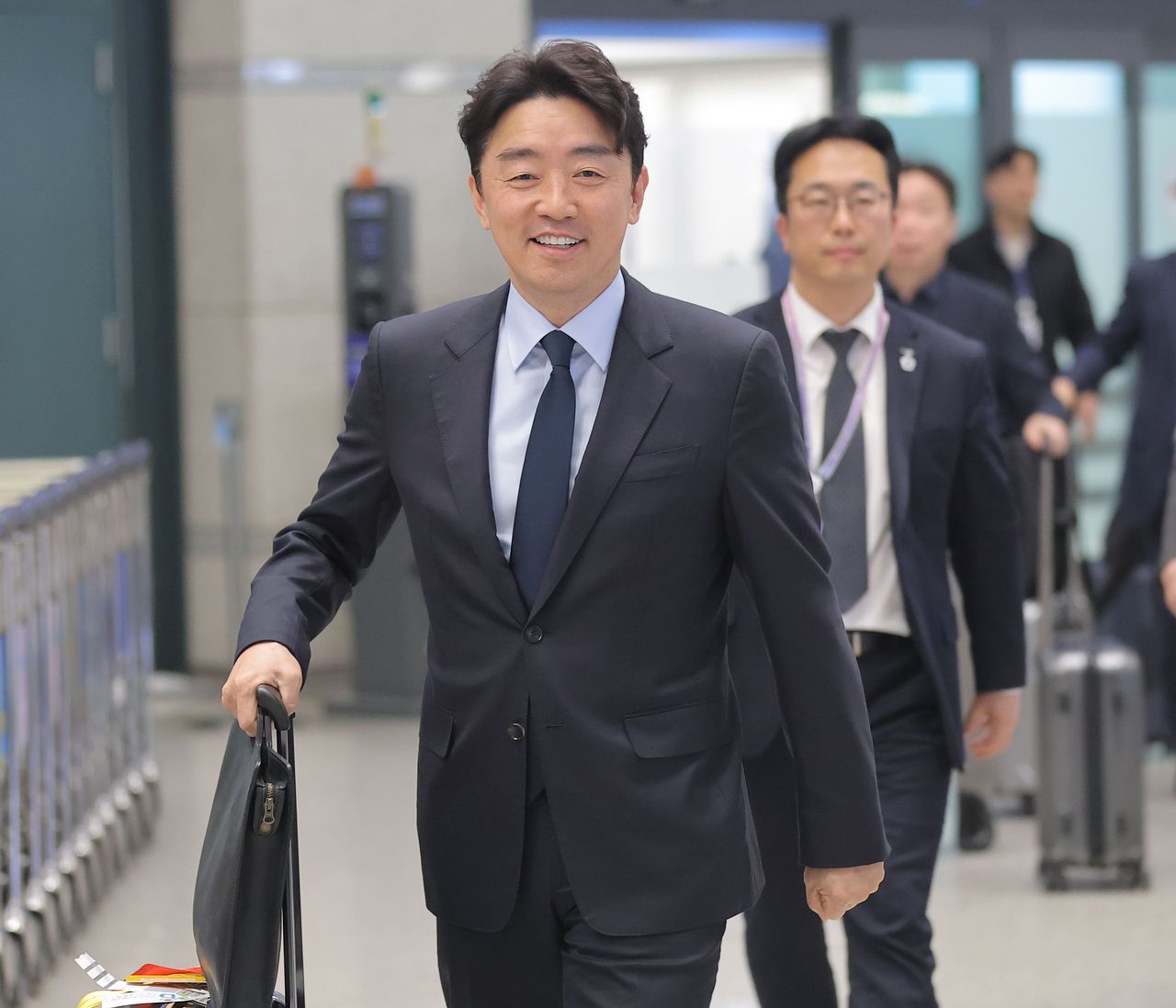 원유·나프타 등의 확보를 위해 카자흐스탄, 오만, 사우디아라비아, 카타르 등을 방문한 강훈식 대통령 비서실장이 지난달 14일 인천국제공항 제1여객터미널을 통해 귀국하는 모습. 강 실장은 31일 캐나다로 다시 출국한다. 연합뉴스