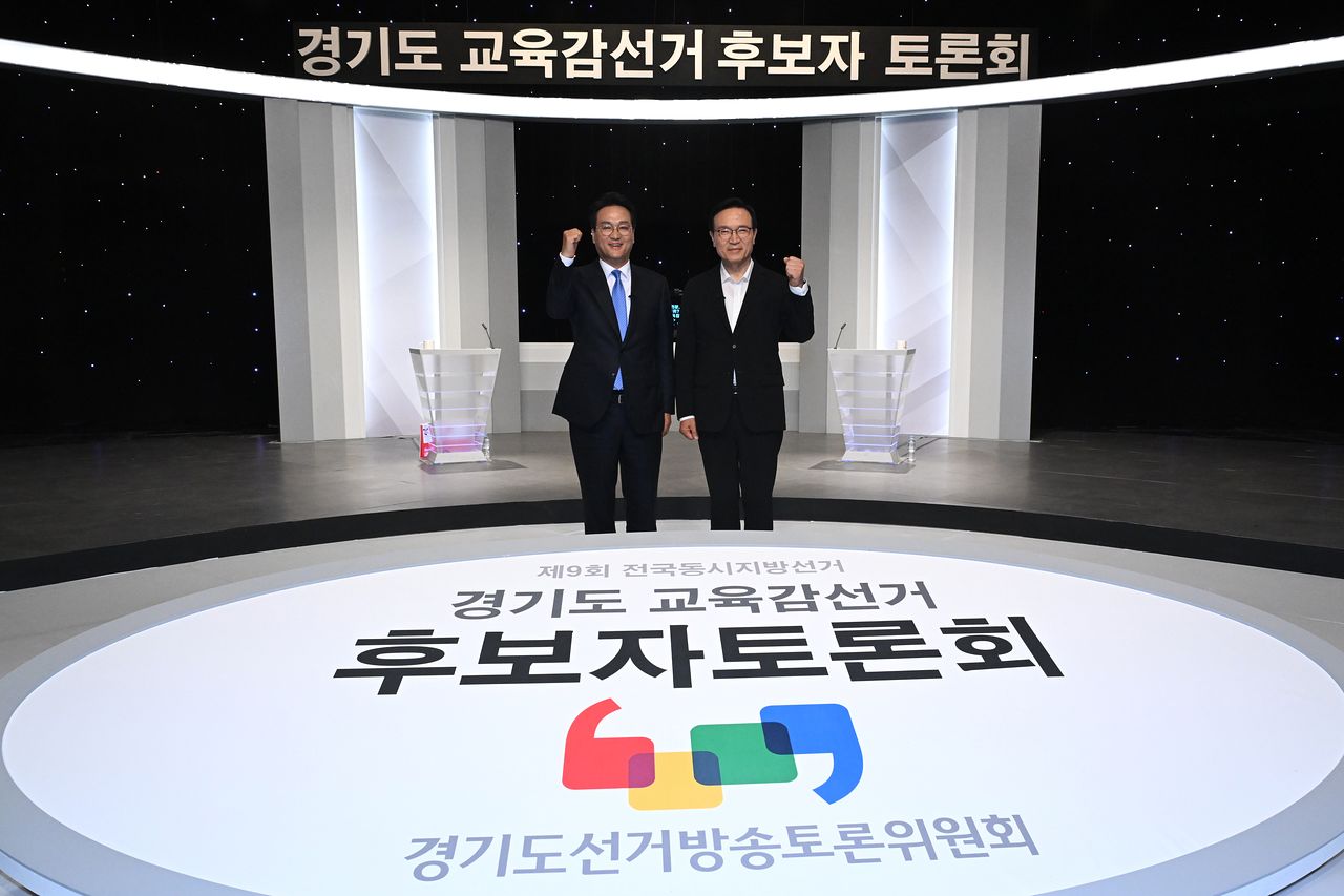 지난 26일 서울 마포구 상암동에서 안민석(왼쪽), 임태희 경기도교육감 후보들이 토론회에 앞서 기념촬영을 하고 있다. 뉴스1