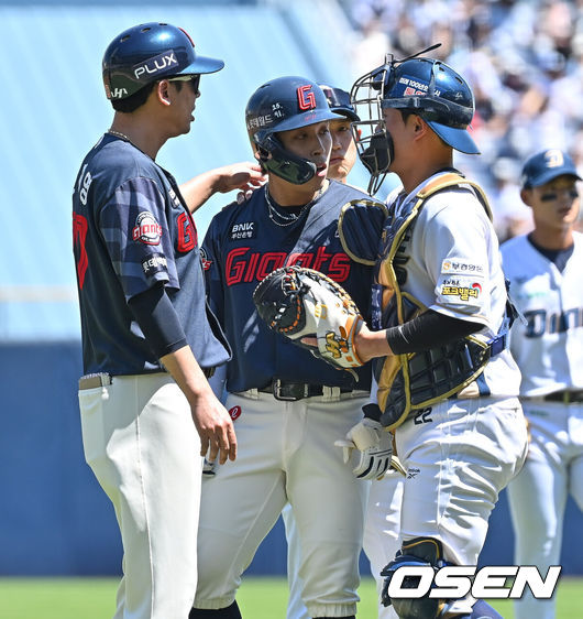 [OSEN=창원, 이석우 기자] 31일 창원NC파크에서 2026 신한 SOL KBO 리그 NC 다이노스와 롯데 자이언츠의 경기가 열렸다.  롯데 자이언츠 황성빈이 NC 다이노스 선발투수 테일러와 신경전을 벌이자 안중열이 말리고 있다. 2026.05.31 / foto0307@osen.co.kr