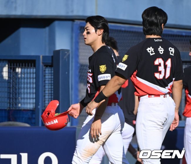 [OSEN=잠실, 조은정 기자] KIA 타이거즈 김도영이 31일 잠실구장에서 열린 LG 트윈스와 경기에서 3-5로 패배하고 아쉬워하고 있다. 2026.05.31 /cej@osen.co.kr