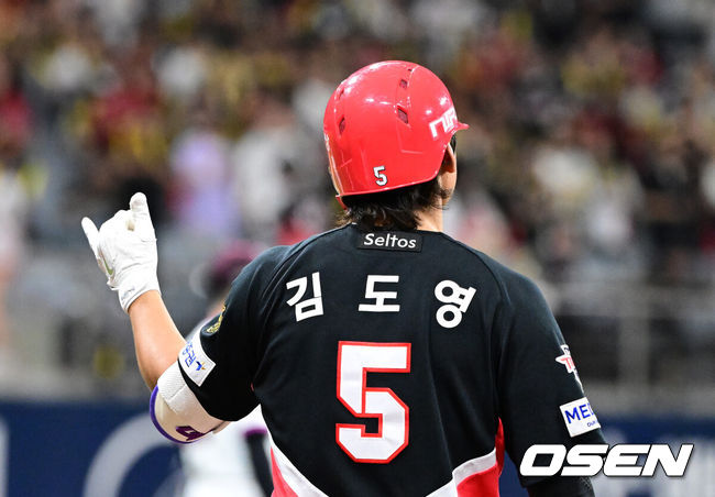 [OSEN=고척, 지형준 기자] 28일 오후 서울 고척스카이돔에서 2026 신한 SOL KBO리그 키움 히어로즈와 KIA 타이거즈의 경기가 열렸다. 5회초 1사에서 KIA 김도영이 좌전 안타를 날리며 기뻐하고 있다. 2026.05.28/ jpnews@osen.co.kr