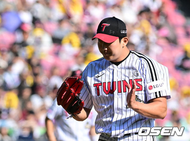 [OSEN=잠실, 지형준 기자] 프로야구 LG 트윈스가 키움 히어로즈에 전날 패배를 설욕했다.LG는23일 서울 잠실구장에서 열린 2026 KBO리그 키움과 경기에서 5-2로 승리했다.선발 임찬규는 6이닝 6피안타 3볼넷 4탈삼진 2실점으로 QS를 기록하며 시즌 4승째를 기록했다. 박동원이 결승 2타점 적시타를 터뜨렸다.LG 손주영이 승리를 기뻐하고 있다. 2026.05.23/ jpnews@osen.co.kr