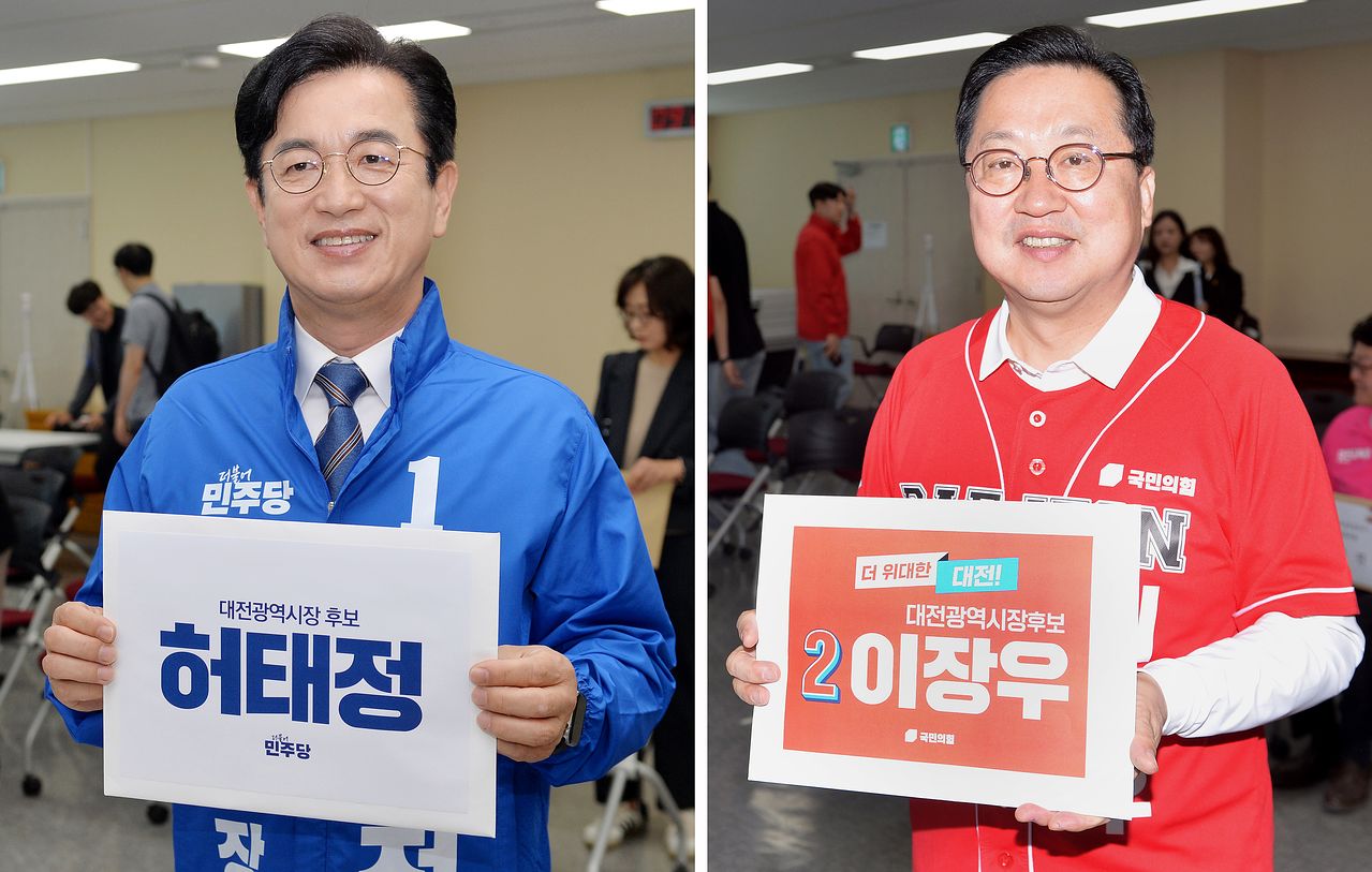 허태정 더불어민주당 대전시장 후보(왼쪽)와 이장우 국민의힘 대전시장 후보가 지난달 14일 대전시선거관리위원회를 찾아 제9회 전국 동시 지방선거 후보 등록을 하고 있다. 사진 김성태 객원기자 
