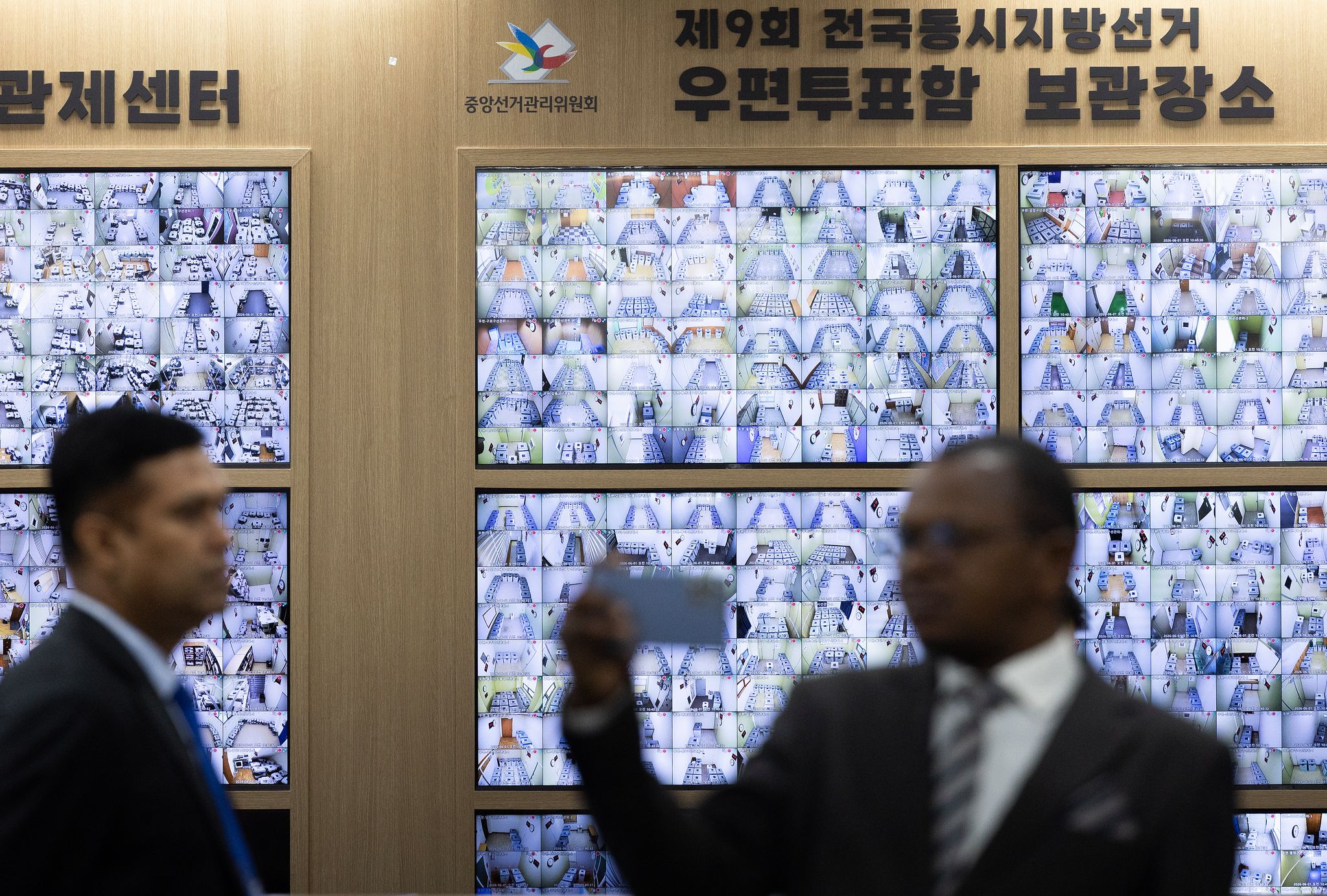 국제선거참관단이 사전투표함 보관장소 CCTV 화면을 살펴보고 있다.