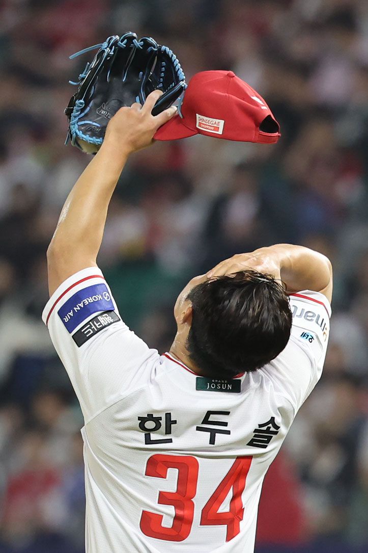 지난 28일 삼성전에서 5실점한 뒤 괴로워하는 SSG 불펜 한두솔. SSG는 지난 17일 LG전부터 31일 한화전까지 12경기를 내리 져 구단 역대 최다 연패 늪에 빠졌다. [뉴시스]