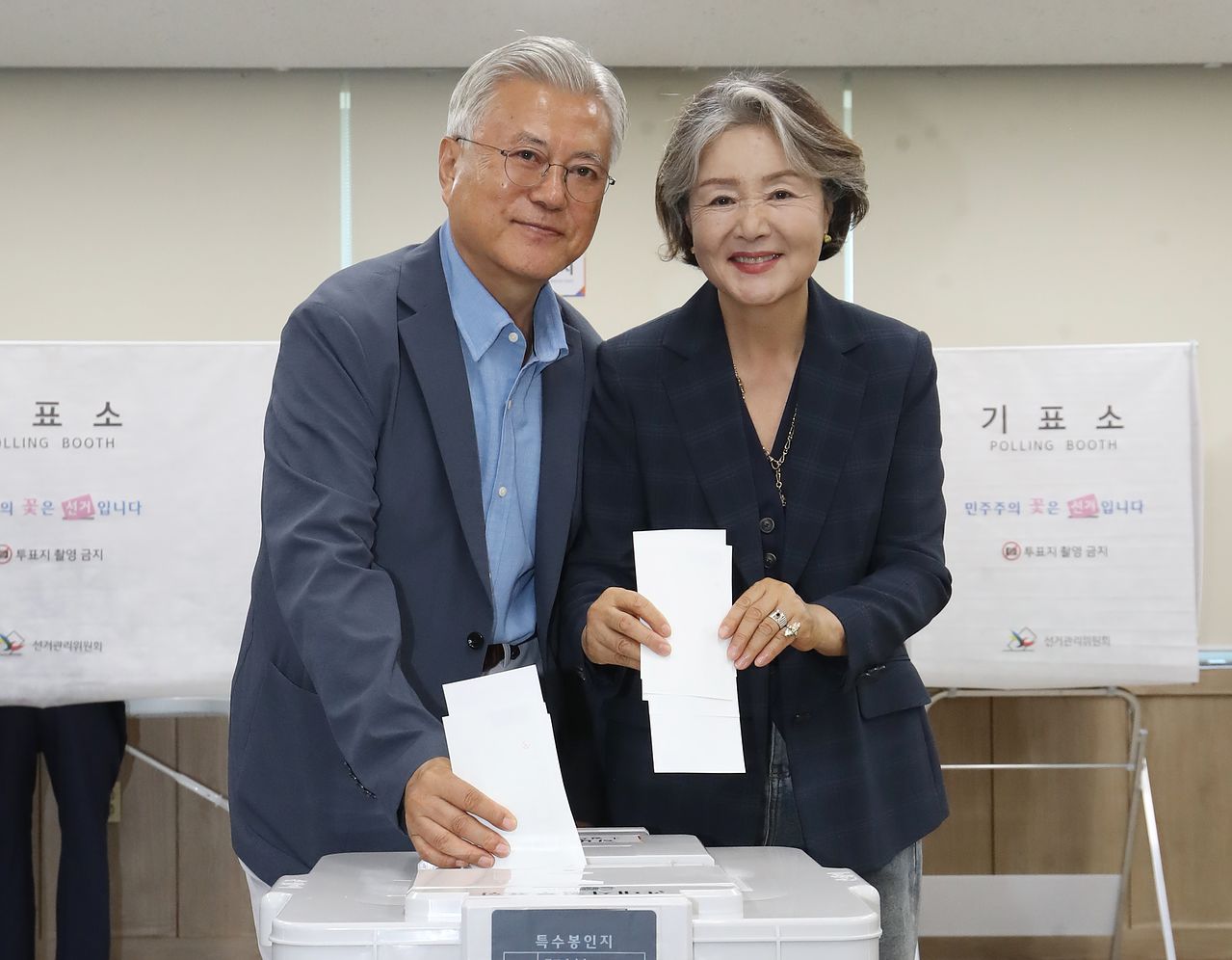 문재인 전 대통령과 부인 김정숙 여사가 6·3 지방선거 및 국회의원 재보궐선거 사전투표 첫날인 지난달 29일 오전 경남 양산 하북면주민자치센터에 마련된 사전투표소에서 투표를 하고 있다. 사진 뉴스1
