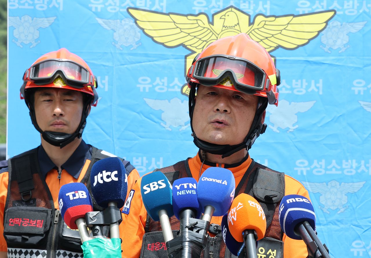 1일 오전 10시59분께 대전 유성구 외삼동 한화에어로스페이스 대전사업장에서 발생한 화재로 7명의 사상자가 발생, 윤성수 유성소방서 119재난대응과장이 화재 현황 브리핑을 하고 있다. 뉴스1