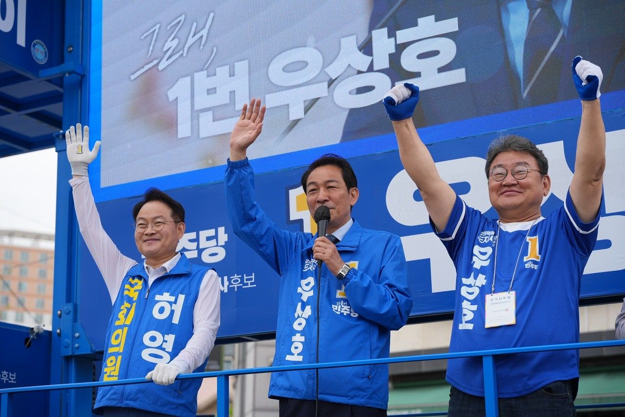 더불어민주당 우상호 강원특별자치도지사 후보와 허영 국회의원, 유정배 춘천을 지역위원장이 1일 강원도 춘천시 신사우사거리에서 출근길 인사에 나서 지지를 호소했다. [사진 우상호 후보 캠프] 