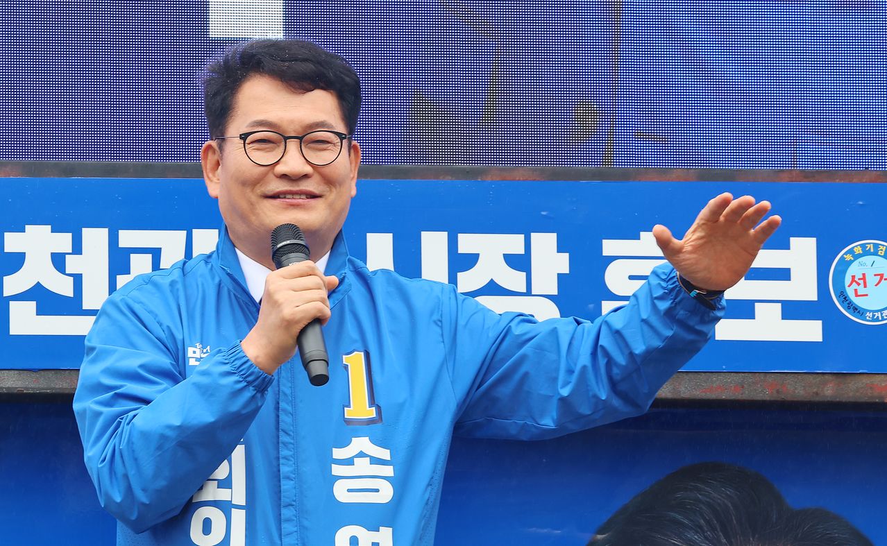 6·3 지방선거 공식 선거운동 첫날인 지난달 21일 더불어민주당 송영길 인천 연수갑 국회의원 보궐선거 후보가 미추홀구 옛 시민회관 쉼터에서 열린 박찬대 인천시장 후보의 출정식에서 발언하고 있다. 연합뉴스