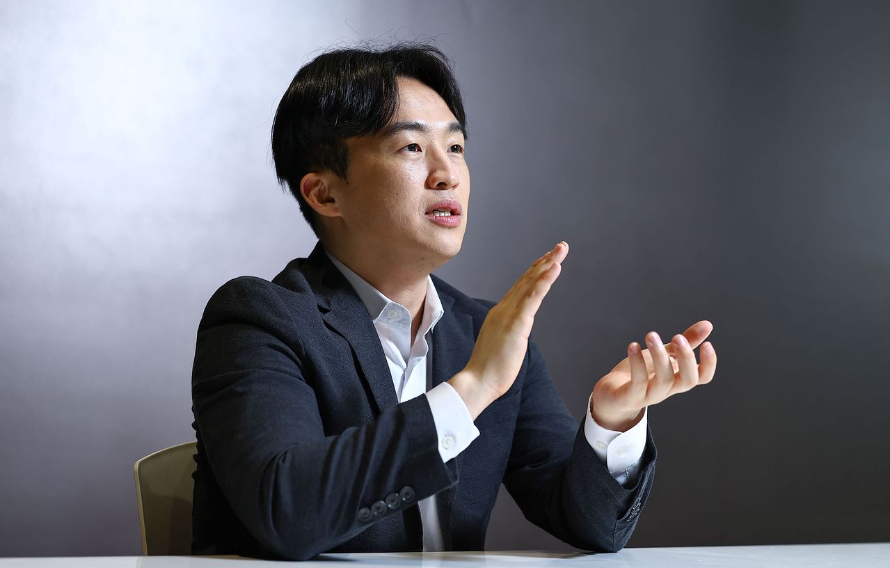정의훈 유진투자증권 연구원이 19일 서울 상암동 중앙일보 사옥에서 인터뷰하고 있다. 김종호 기자.