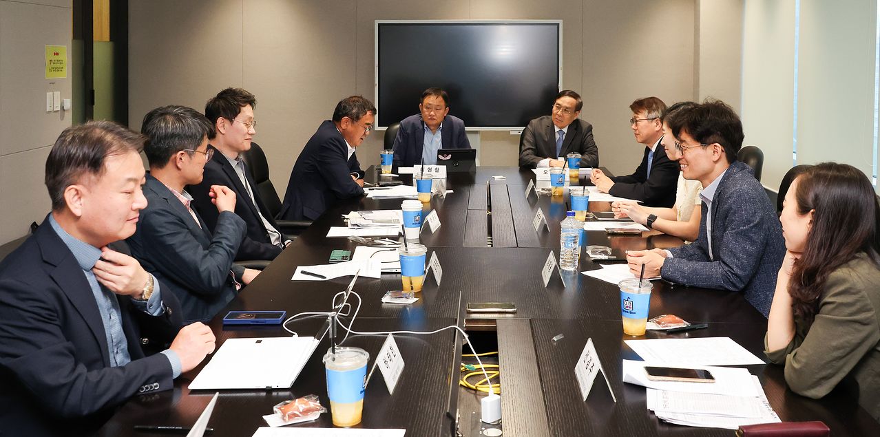 제74회 중앙일보 독자위원회가 지난달 26일 서울 마포구 상암동 중앙일보 9층 대회의실에서 열렸다. 왼쪽부터 하태헌 법무법인 세종 변호사, 김주형 서울대 정치외교학부 교수, 이재국 성균관대 교수, 지철호 법무법인 세종 고문, 최현철 중앙일보 편집국장대리, 오세정 위원장(전 서울대 총장), 김용하 순천향대 교수, 유재연 한양대 겸임교수, 심재웅 숙명여대 교수, 전경주 국방연구원 연구실장. 우상조 기자