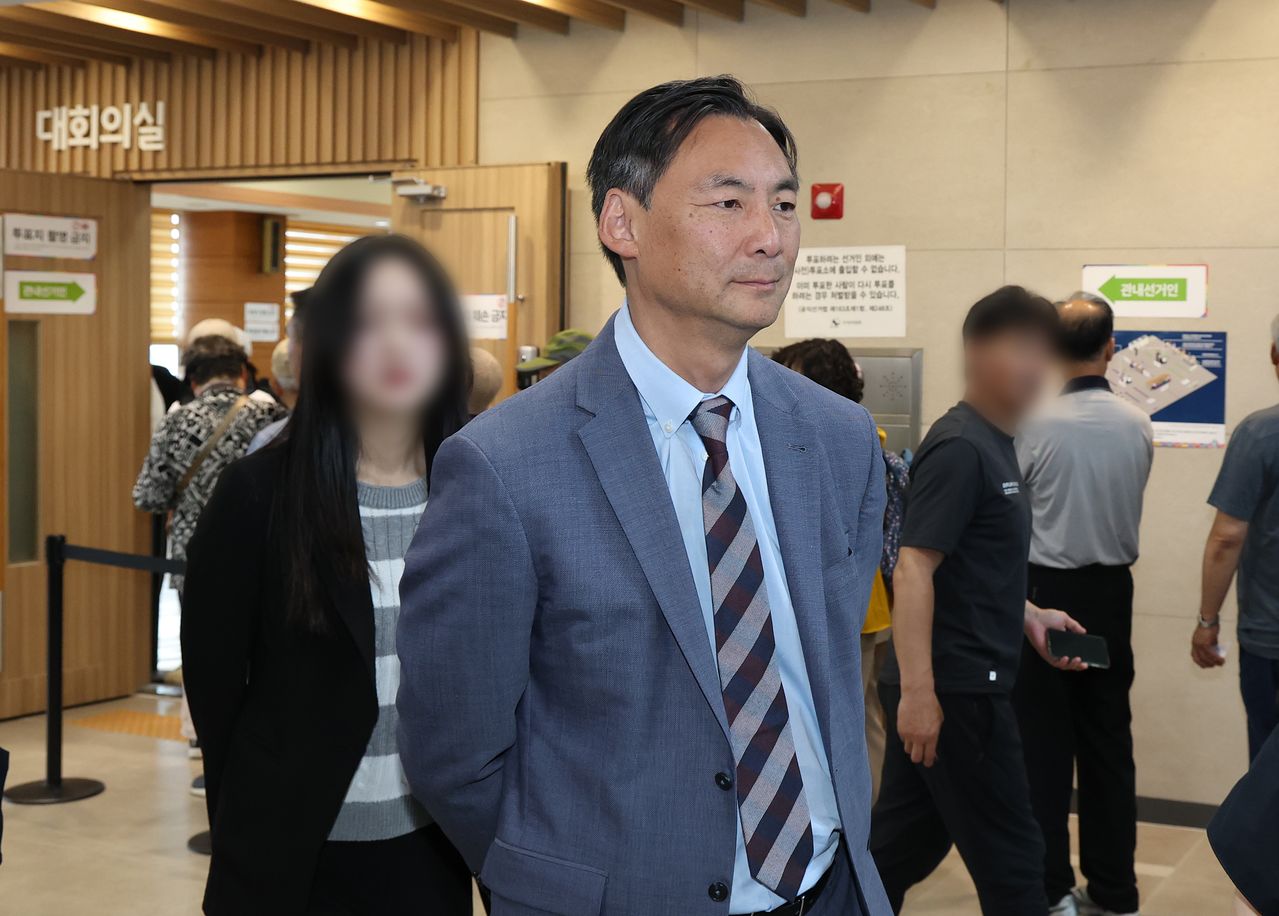 6·3 지방선거를 앞두고 한국에 입국한 '부정선거' 음모론을 주장해 온 모스 탄(한국명 단현명) 미국 리버티대 교수가 29일 경기 평택시 안중읍행정복지센터에 마련된 사전투표소를 방문해 현장을 둘러보고 있다. 뉴스1