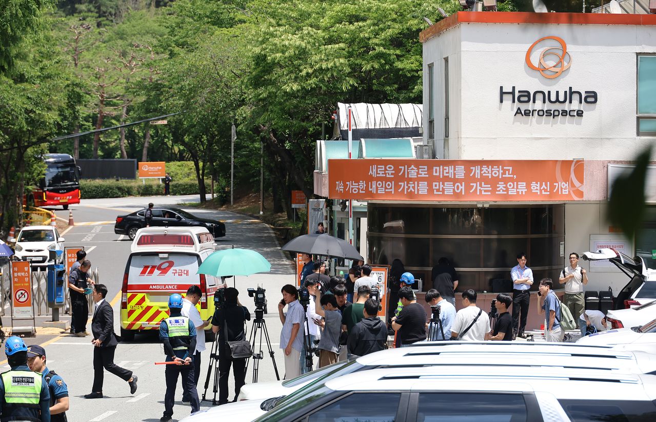 1일 오전 대전 유성구 외삼동 한화에어로스페이스 대전사업장에서 폭발 사고가 나 정문 앞이 통제 중인 가운데, 구급차 한 대가 정문 안으로 진입하고 있다. 연합뉴스