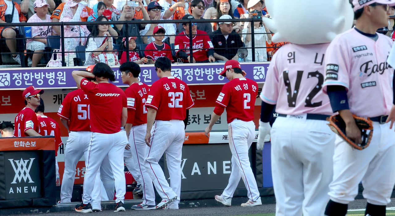 (대전=뉴스1) 김기남 기자 = 31일 대전 한화생명볼파크에서 열린 2026 신한 SOL KBO리그 SSG 랜더스와 한화 이글스의 경기에서 SSG가 한화에 패하며 12연패를 기록하며 선수들이 경기장을 나가고 있다.  2026.5.31/뉴스1